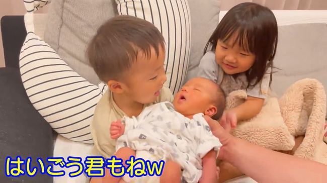 2歳双子ちゃん。初めて弟を抱っこしてみたら…