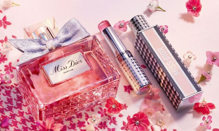 〈左から〉ミス ディオール パルファン 50ml ￥18,040 ミス ディオール パルファン ミニ ミス ￥11,600（2025年1月1日発売予定）