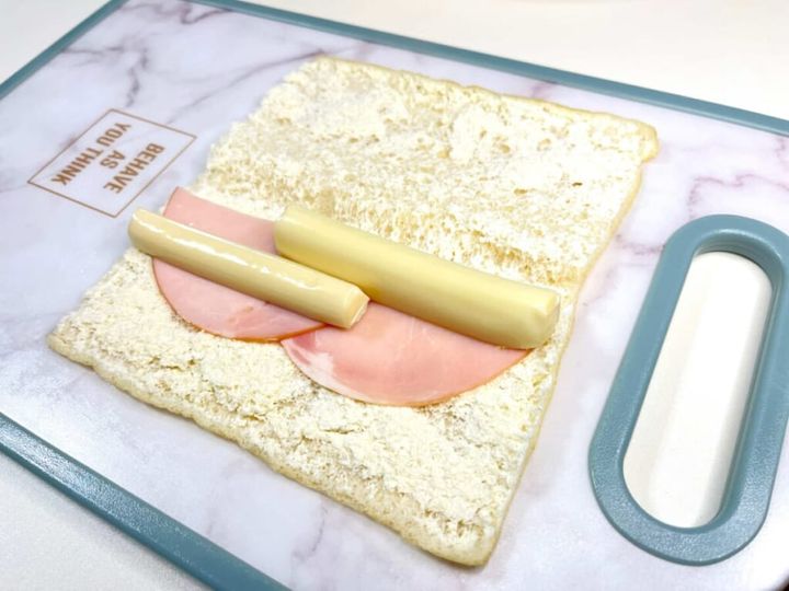 開いた油揚げにハム、さけるチーズ（スモーク味）を乗せた様子