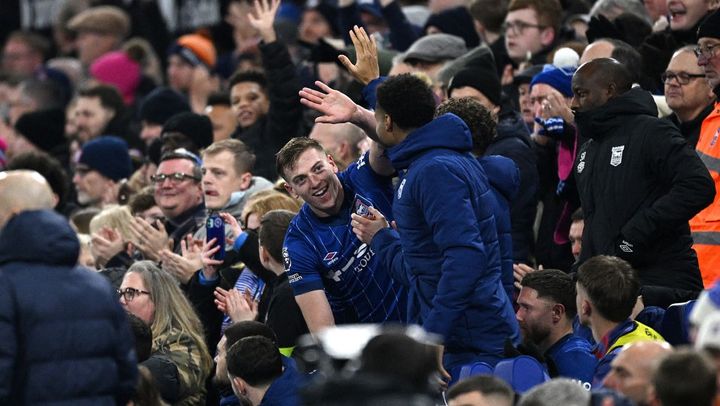 イギリスで衝撃のアクシデント。試合前のスタジアム近くで不発弾が...