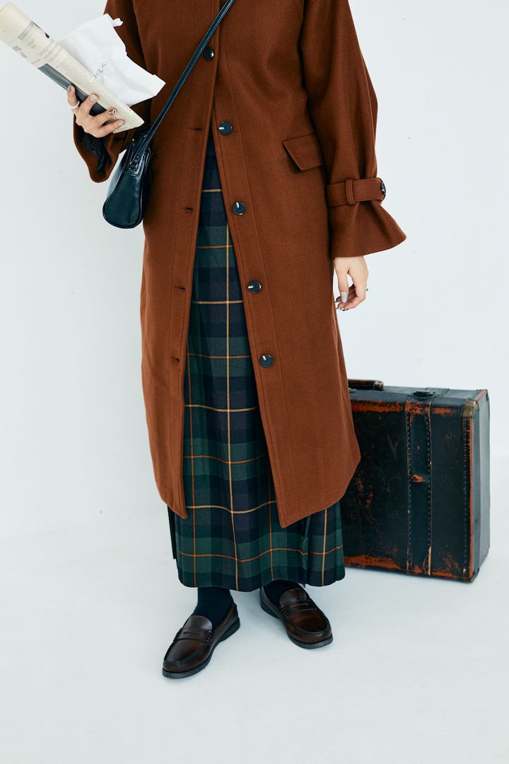 ブラウンコートのお手本スタイル。チェックスカートでトラッドに着こなして【FUDGE FRIEND おしゃれさんの毎日コーディネート vol.484｜UMI】
