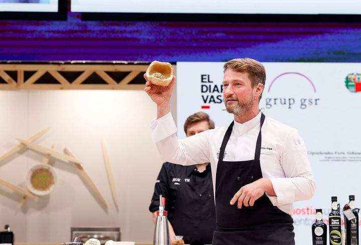 セバスティアン・フランクが、一年間乾燥させた百合根を開け、中の核を見せる。