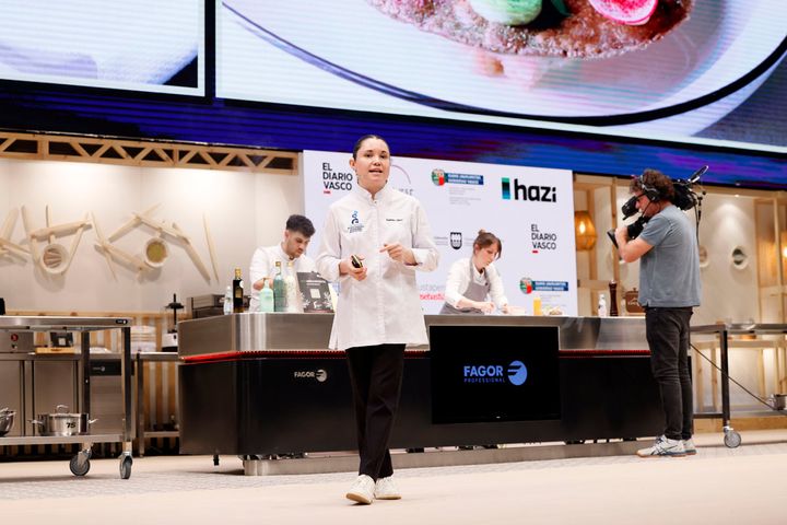 プレゼン中の〈オステリア・グッチ・ダ・マッシモ・ボットゥーラ〉のカリーメ・ロペスシェフ