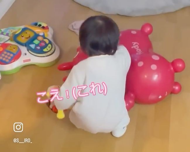 “女王様すぎる1歳ガール。こき使われていたまさかの人物とは…”