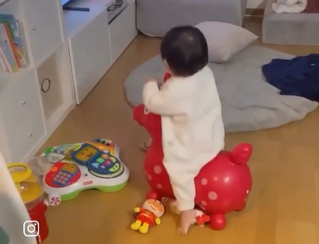 “女王様すぎる1歳ガール。こき使われていたまさかの人物とは…”