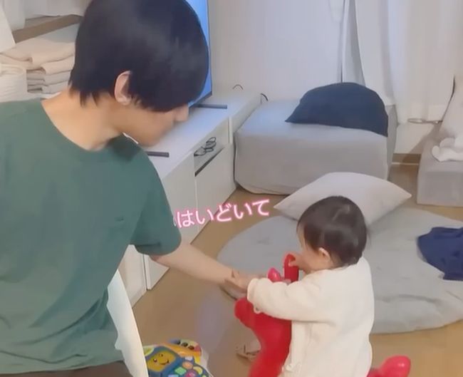 “女王様すぎる1歳ガール。こき使われていたまさかの人物とは…”