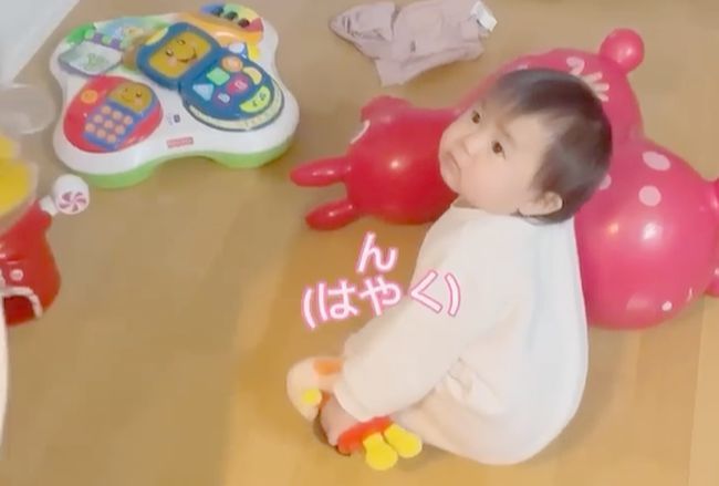 “女王様すぎる1歳ガール。こき使われていたまさかの人物とは…”