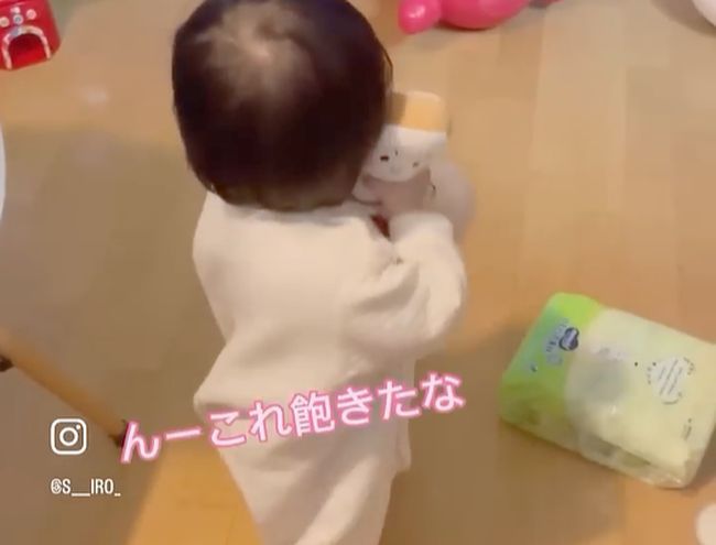 “女王様すぎる1歳ガール。こき使われていたまさかの人物とは…”