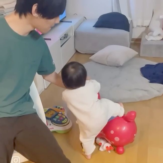 “女王様すぎる1歳ガール。こき使われていたまさかの人物とは…”