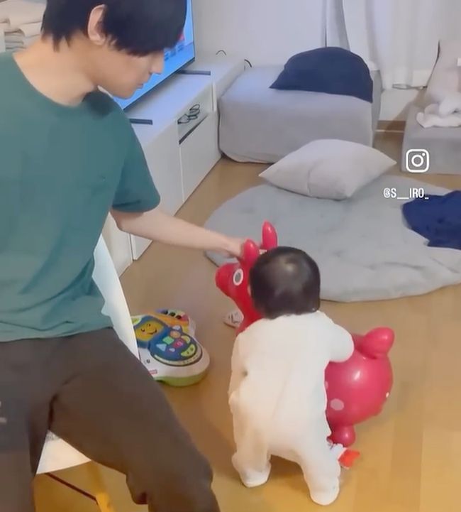 “女王様すぎる1歳ガール。こき使われていたまさかの人物とは…”