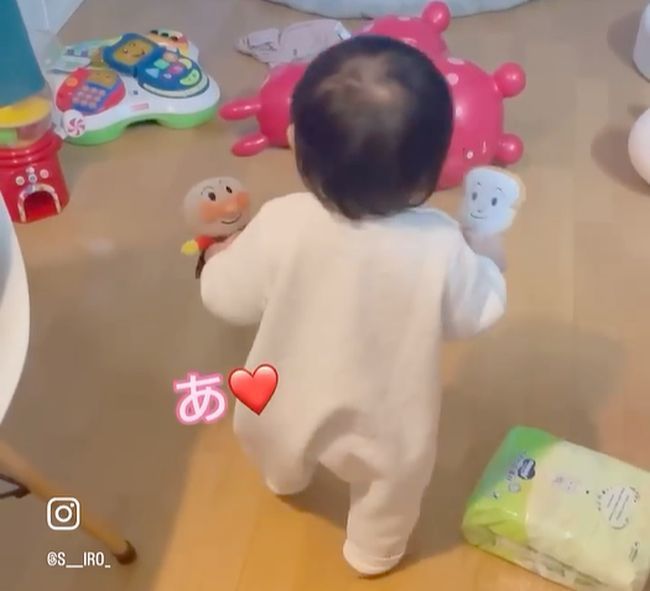 女王様すぎる1歳ガール。こき使われていたまさかの人物とは…？？！！！