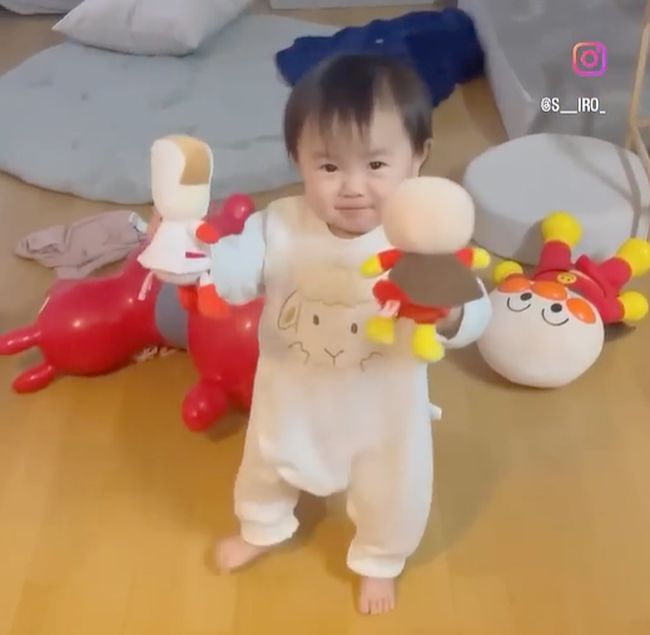 “女王様すぎる1歳ガール。こき使われていたまさかの人物とは…”