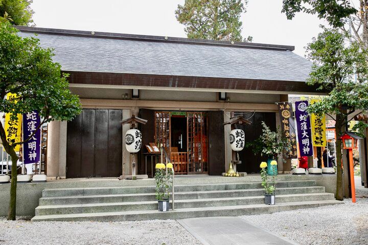 白蛇さまに巳年の開運祈願♪ 御朱印やお守りなどを目当てに日本三大白蛇神社のひとつ品川「蛇窪神社」へ