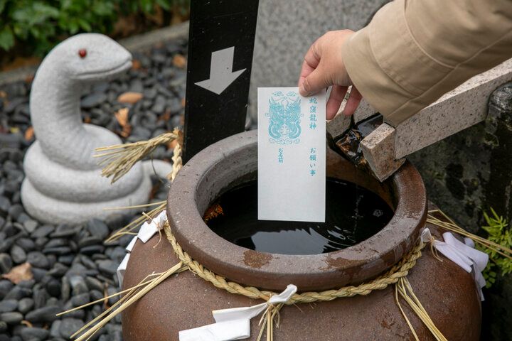 白蛇さまに巳年の開運祈願♪ 御朱印やお守りなどを目当てに日本三大白蛇神社のひとつ品川「蛇窪神社」へ