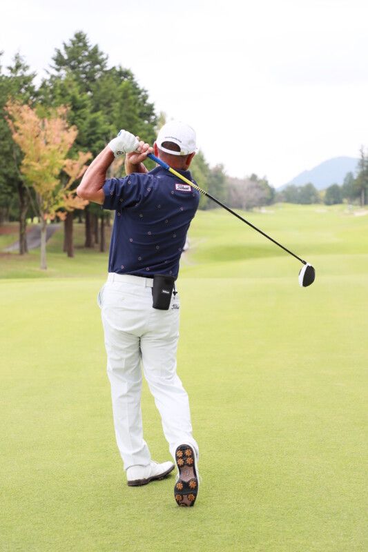 飛距離アップのコツは“背中を叩く”こと⁉トップシニアが解説