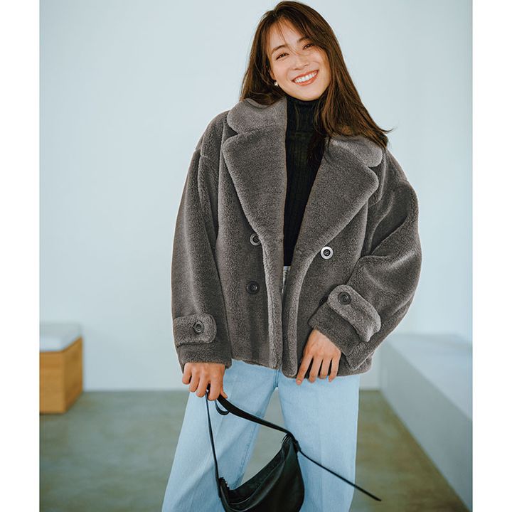 ボアショートコートに水色スラックス