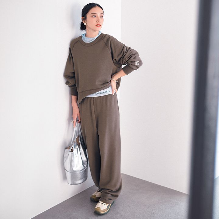 ブラウンのスウェットセットアップに水色のシアータートルコーデ