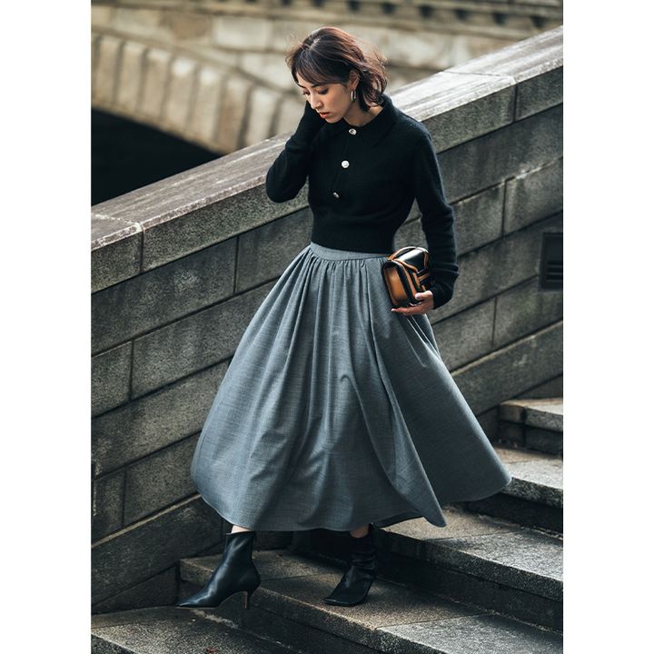 ショートブーツにグレーのフレアスカートに短丈ニットトップス