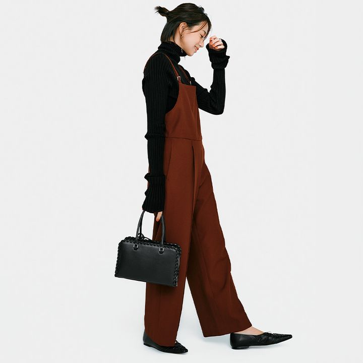 黒タートルにブラウンのサロペット