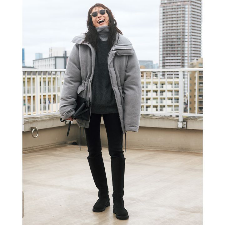 スキニー黒パンツにグレーダウン