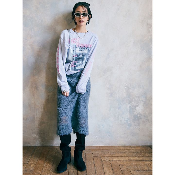 プリントロンTにチュールレーススカート、パールネックレスのバレエコアコーデ