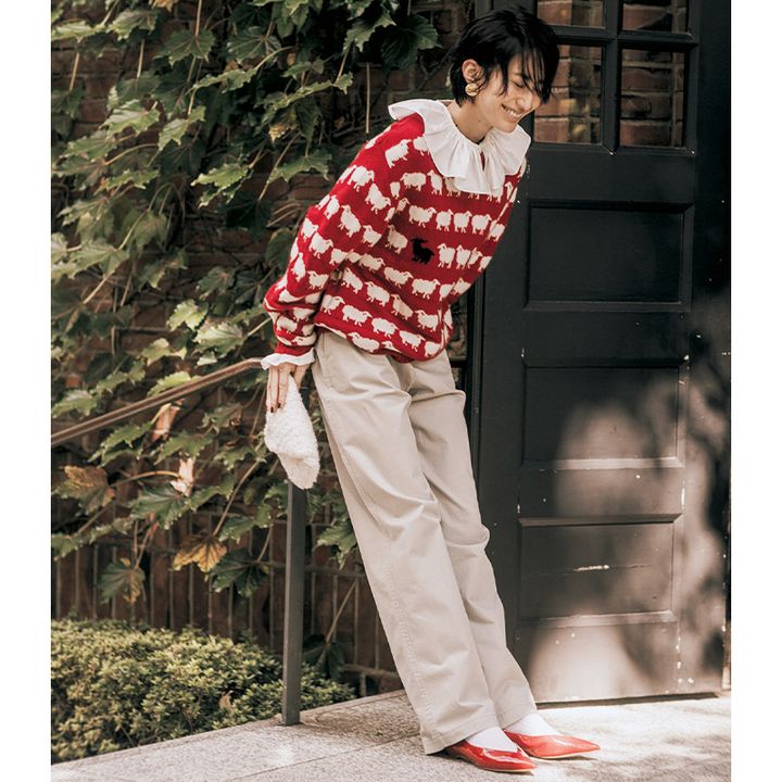 赤の羊柄ニットにフリル襟ブラウス、ベージュパンツのトラッドコーデ