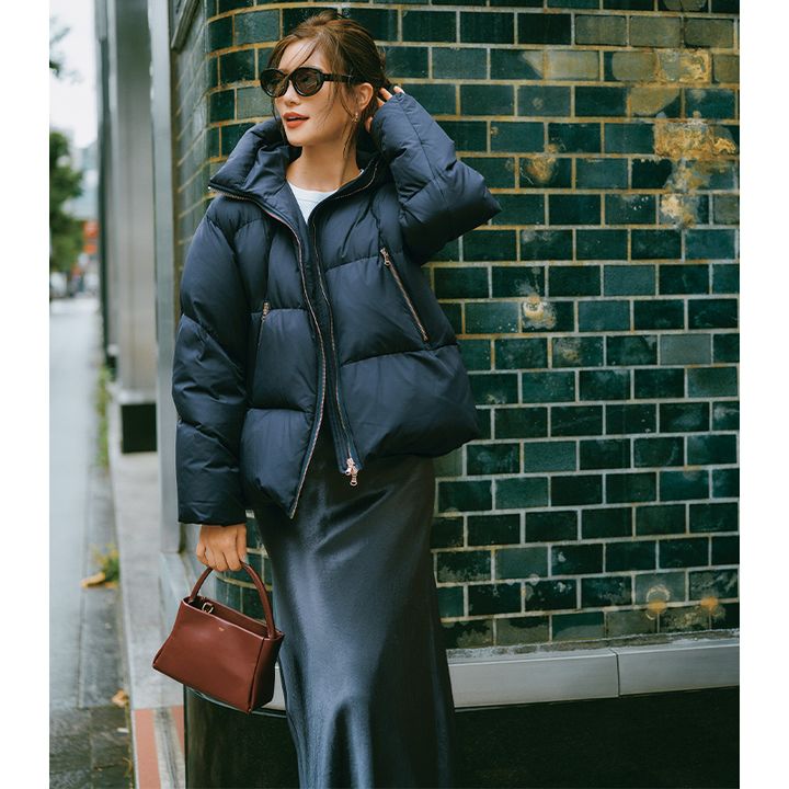 ヒップ隠れる丈感のダウンにサテンロングスカート