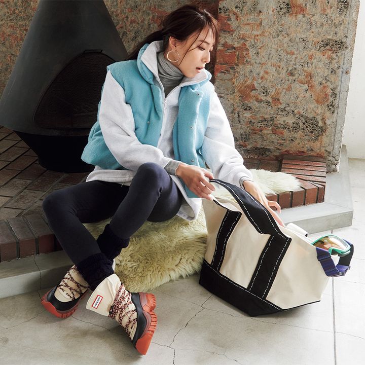 HUNTERのブーツに水色のベスト