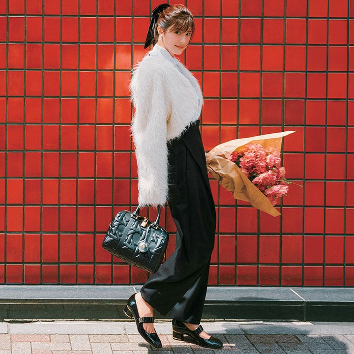 ペールピンクのモヘアカーデに黒スラックスのコーデ