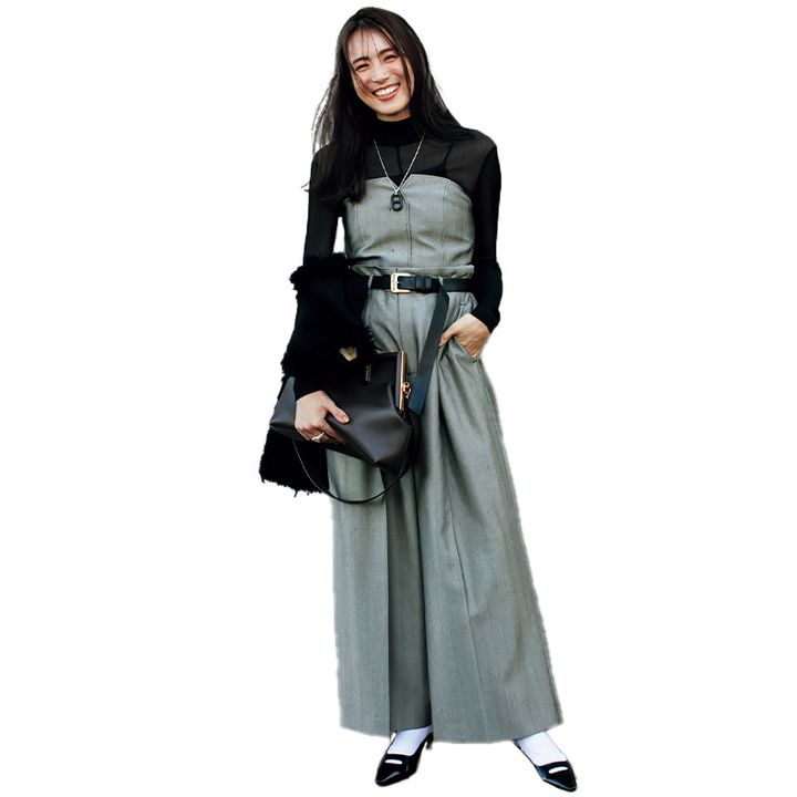 黒シアータートルにビスチェ、グレーワイドパンツコーデ