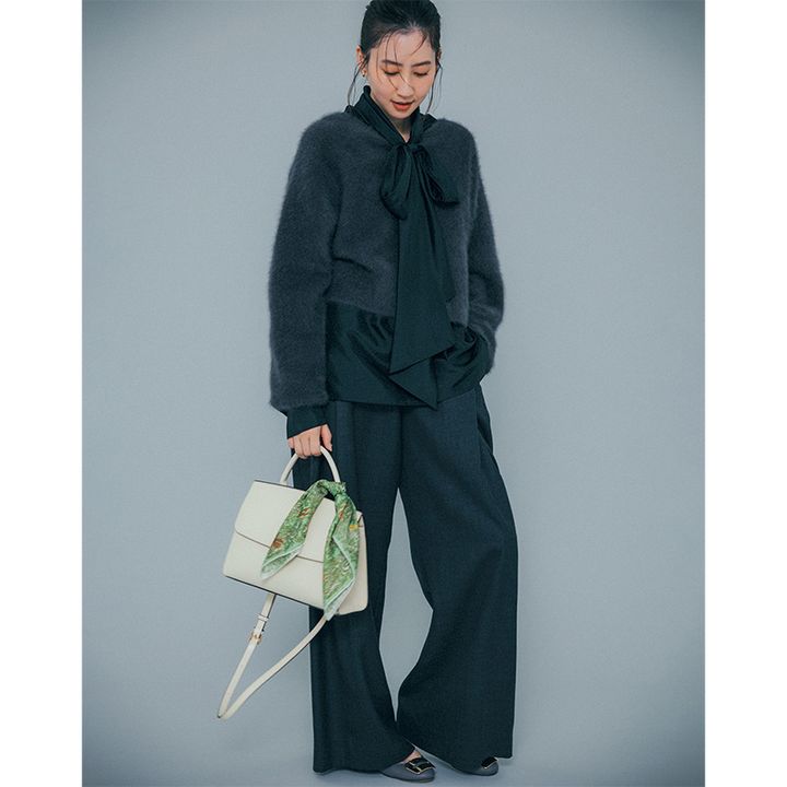 黒のボウタイブラウスにグレーのモヘアニットにグレーパンツ