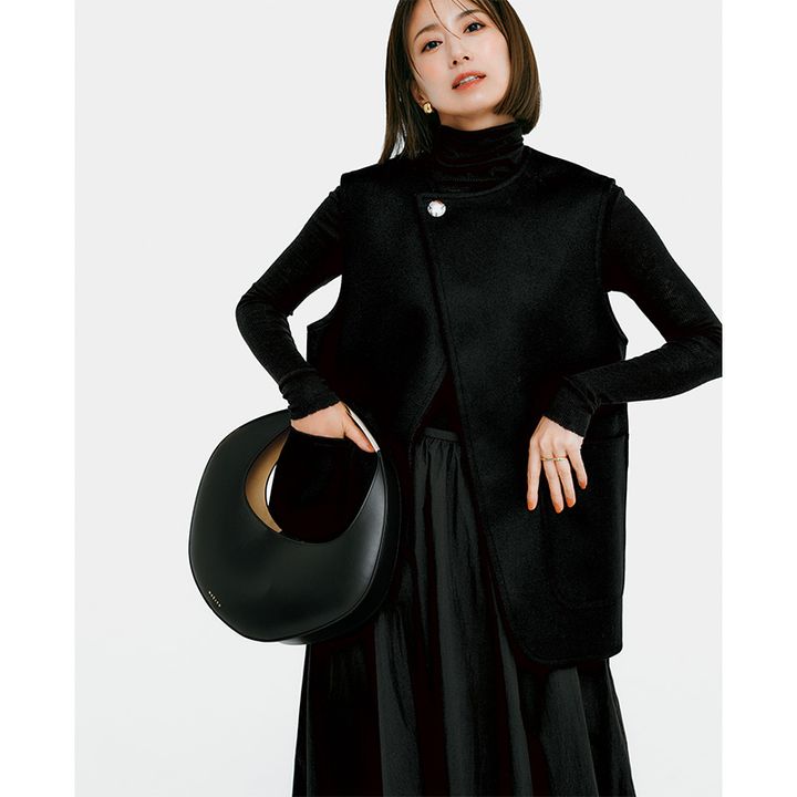 黒タートルに黒スカート、ジレのコーデ