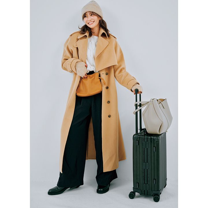 ベージュニット帽にベージュトレンチロングコートの帰省コーデ