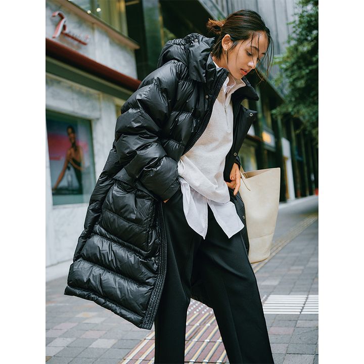 黒のロングダウンにハーフジップトップス、白シャツに黒スラックスのモノトーンコーデ