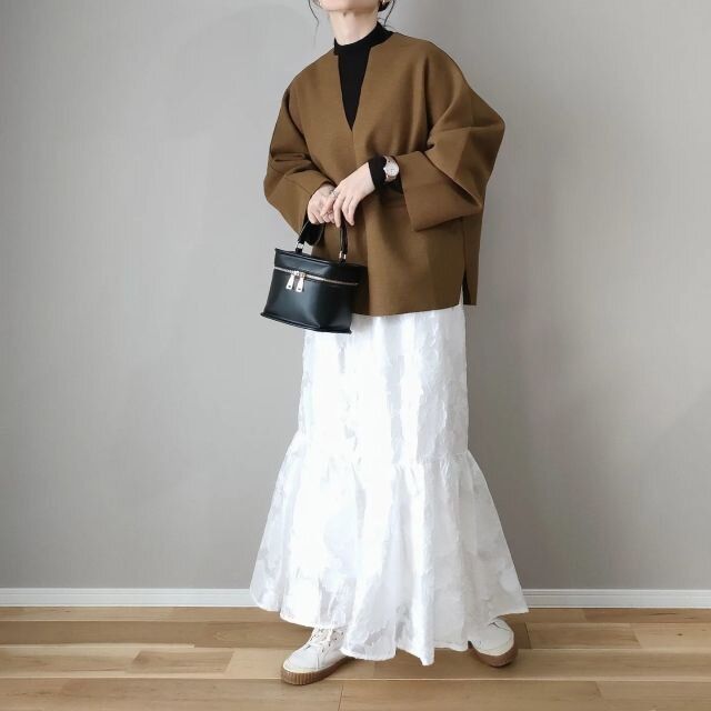 お正月大人レディーススニーカー白スカートで華やかコーデ