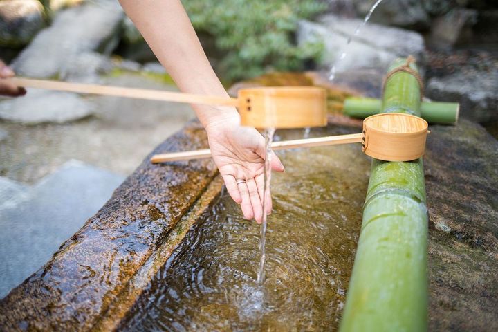 手水で手を清める人