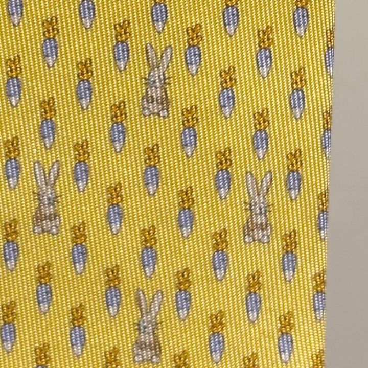 フェラガモのウサギ柄ネクタイ