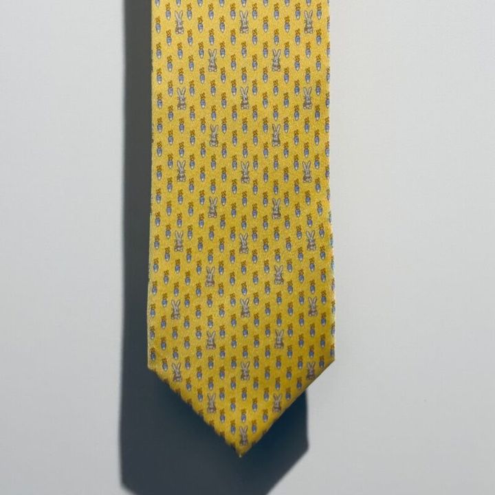 十フェラガモの二支の卯（うさぎ）プリントのネクタイ 
