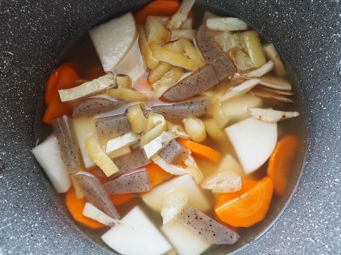 鍋にカットした野菜類と油揚げを入れて中火で熱する