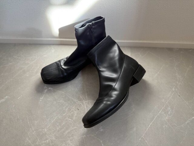 GU ウルトラストレッチローヒールブーツ+E BLACK 片方が傾いている