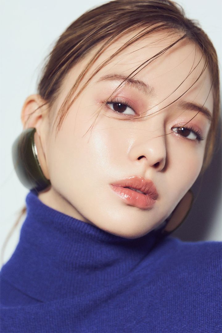 彩度低めなブラウンのリップバームで旬な艶唇に。山本舞香さんが【YSL】のボディコンシャスなニットで大人レディに