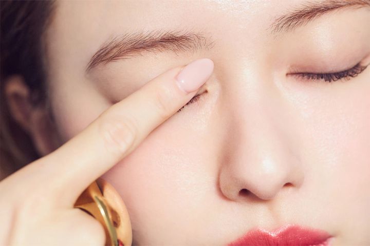 山本舞香のBeauty Script 山本舞香 HOW TO MAKE-UP クリームアイシャドウを指でワンストローク リキッドチーク