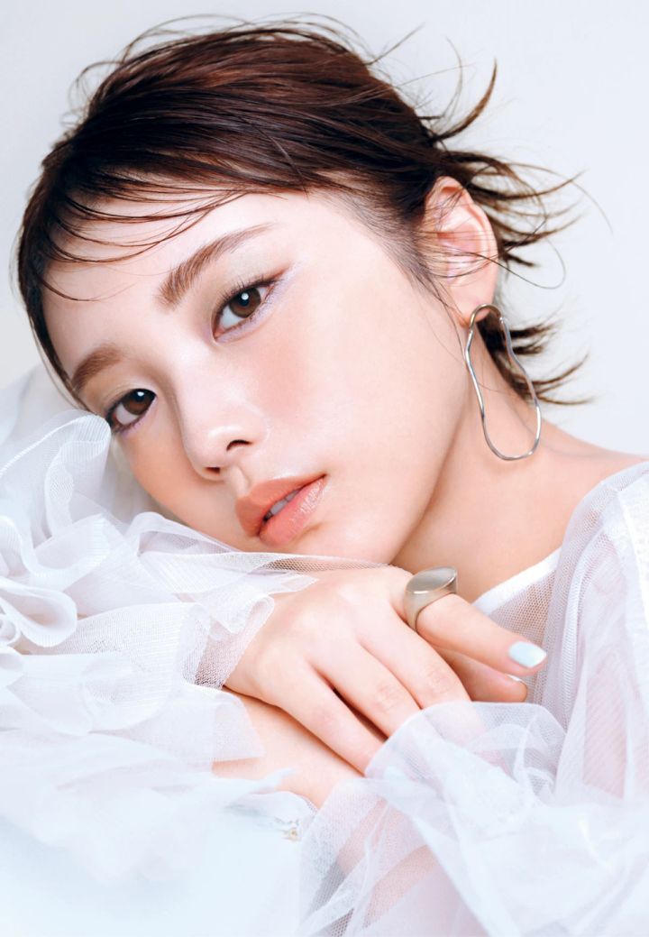 与田祐希さんがミュート&ミルキーな2025年春のトレンドフェイスに！メイクHOWTOを解説