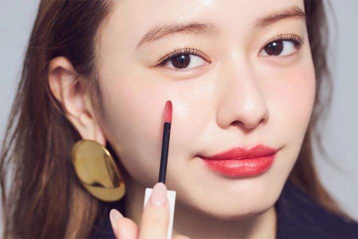 山本舞香のBeauty Script 山本舞香 HOW TO MAKE-UP リキッドチークを横長に塗り広げる