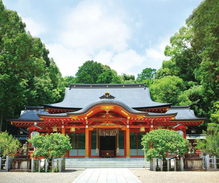 年間約10万人の参拝客が訪れるという長岡天満宮。四季折々の草花に彩られた広大な境内を散策するのも心地よい。