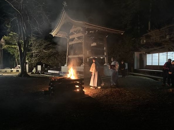  境内にある大梵鐘「よろこびの鐘」も自分の手で撞くことができる。 