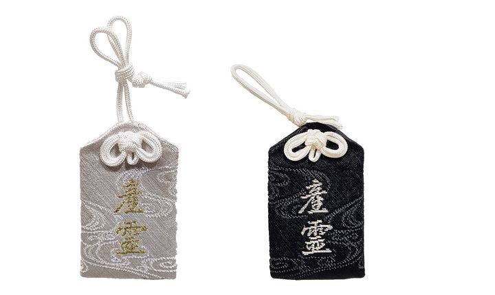 新月の日は黒色、満月の日は白色の「産霊守」が授与される。