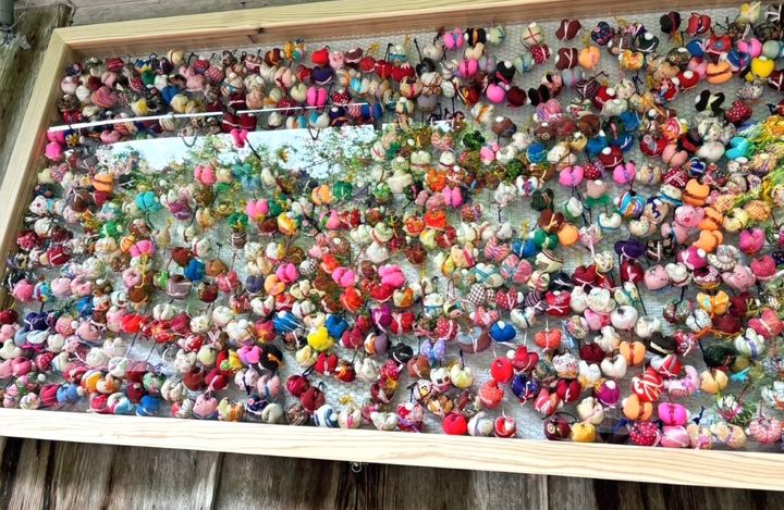 カラフルな猿のお守り「くくり猿」などの授与品も。一年の健康と幸せへの願いを込めて手にしてみては。