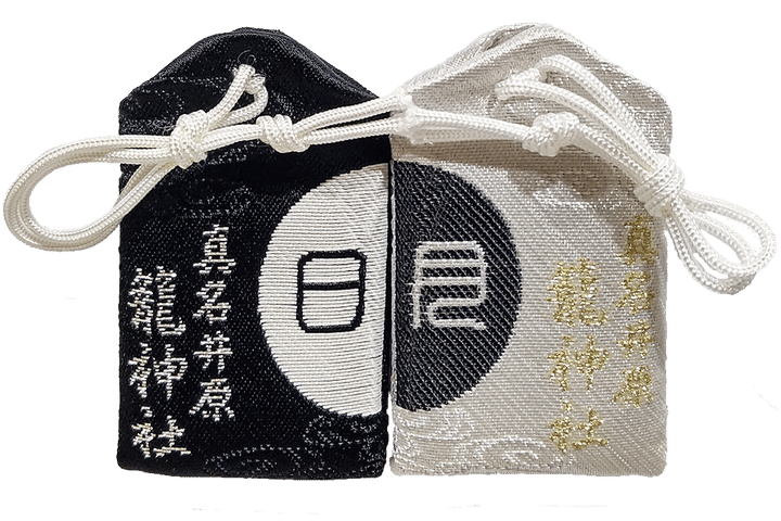 産霊守の裏面にはそれぞれ「日」と「月」の字が。2つを合わせると「明」の文字があらわれる
