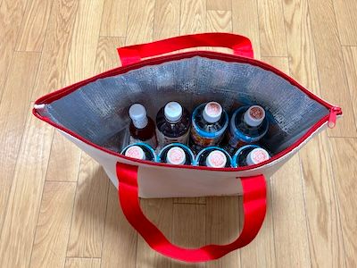 ケンタ福袋の保冷バッグにペットボトルを入れた様子